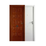 Puerta de entrada con exterior de 10 plafones en madera, diseño clásico y robusto, combinada con interior blanco lacado liso de estilo moderno y minimalista.
