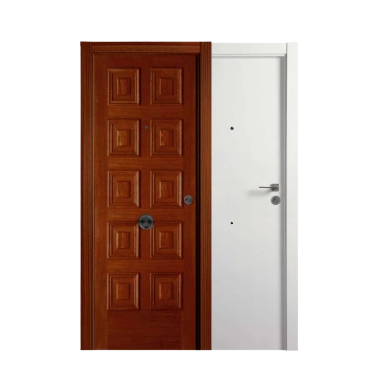 Puerta de entrada con exterior de 10 plafones en madera, diseño clásico y robusto, combinada con interior blanco lacado liso de estilo moderno y minimalista.