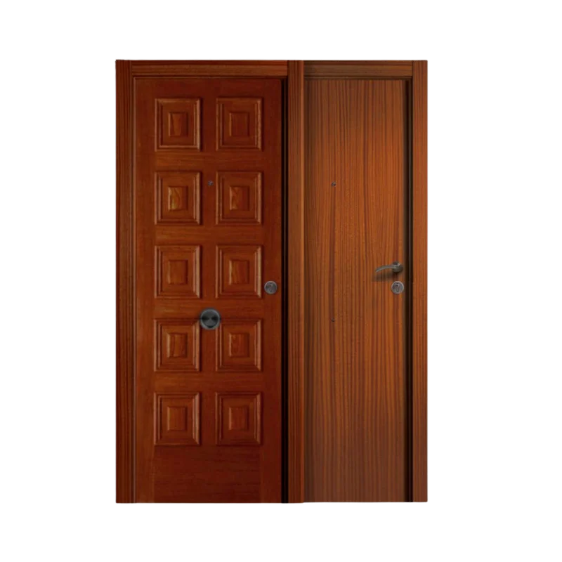 Puerta de entrada de madera estilo sapelly; a la izquierda diseño clásico con paneles cuadrados y mirilla, y a la derecha puerta moderna lisa con veta marcada y tirador horizontal, mostrando contraste entre estilos tradicional y minimalista.