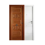 Puerta de entrada con diseño exterior de 7 plafones clásicos en madera y interior en acabado blanco moderno con 4 ranuras horizontales, mostrando contraste entre estilo tradicional y minimalista.