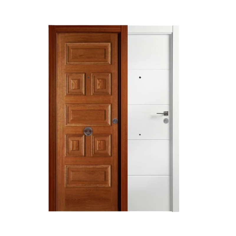 Puerta de entrada con diseño exterior de 7 plafones clásicos en madera y interior en acabado blanco moderno con 4 ranuras horizontales, mostrando contraste entre estilo tradicional y minimalista.