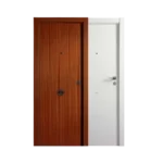 Puerta de entrada con exterior en sapelly liso de veta vertical y interior en blanco lacado liso, ambas con mirilla y herrajes metálicos, mostrando contraste entre madera cálida y diseño moderno minimalista.