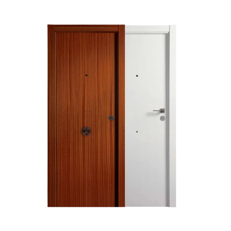 Puerta de entrada con exterior en sapelly liso de veta vertical y interior en blanco lacado liso, ambas con mirilla y herrajes metálicos, mostrando contraste entre madera cálida y diseño moderno minimalista.