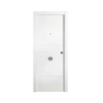 Puerta de entrada blindada en acabado blanco lacado, diseño moderno con 4 ranuras horizontales, mirilla superior y manilla metálica minimalista.