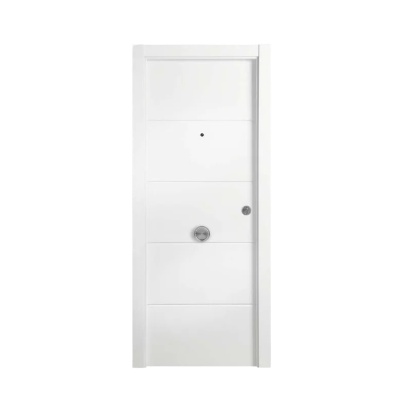 Puerta de entrada blindada en acabado blanco lacado, diseño moderno con 4 ranuras horizontales, mirilla superior y manilla metálica minimalista.