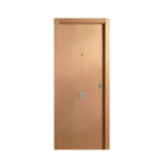 Puerta de entrada blindada en haya vaporizada, acabado liso con veta suave, mirilla superior y herrajes metálicos modernos.