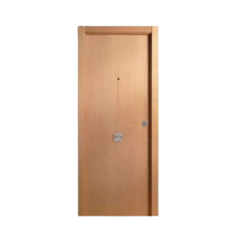 Puerta de entrada blindada en haya vaporizada, acabado liso con veta suave, mirilla superior y herrajes metálicos modernos.