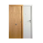 Puerta de entrada blindada con exterior en roble natural de veta marcada y interior en blanco liso lacado, diseño moderno con herrajes metálicos y mirilla superior.
