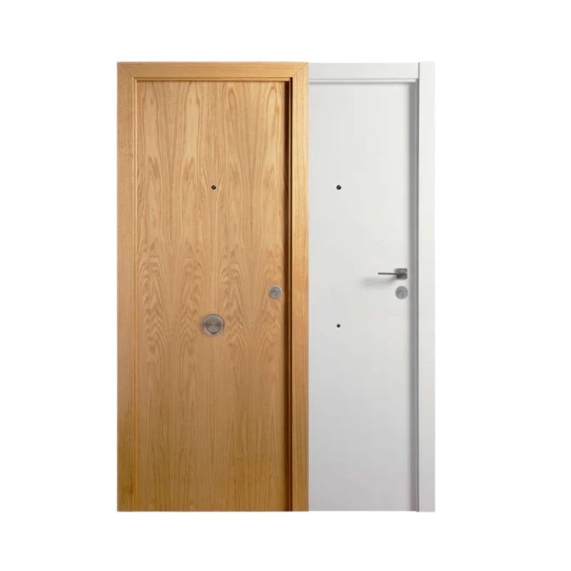 Puerta de entrada blindada con exterior en roble natural de veta marcada y interior en blanco liso lacado, diseño moderno con herrajes metálicos y mirilla superior.