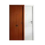 Puerta de entrada en acabado sapelly con 4 ranuras horizontales en el exterior y diseño liso en el interior, mostrando un estilo cálido y clásico con veta de madera marcada.
