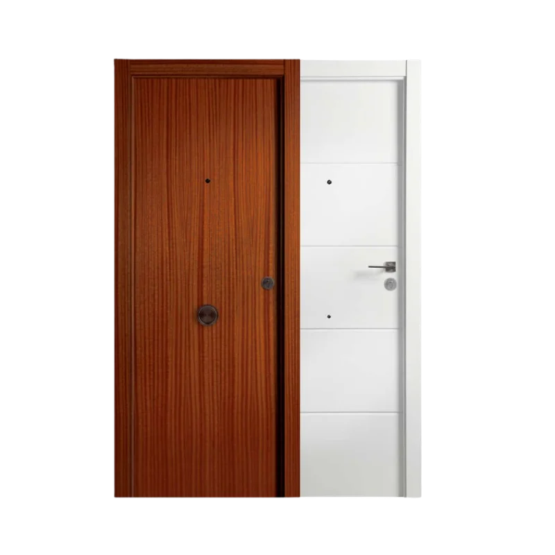 Puerta de entrada en acabado sapelly con 4 ranuras horizontales en el exterior y diseño liso en el interior, mostrando un estilo cálido y clásico con veta de madera marcada.