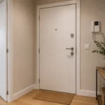 Puerta de entrada blanca de vivienda con mirilla y manivela