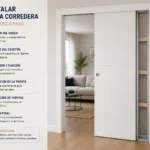 Puerta corredera en casetón instalada en el hueco de una pared, con el salón al fondo